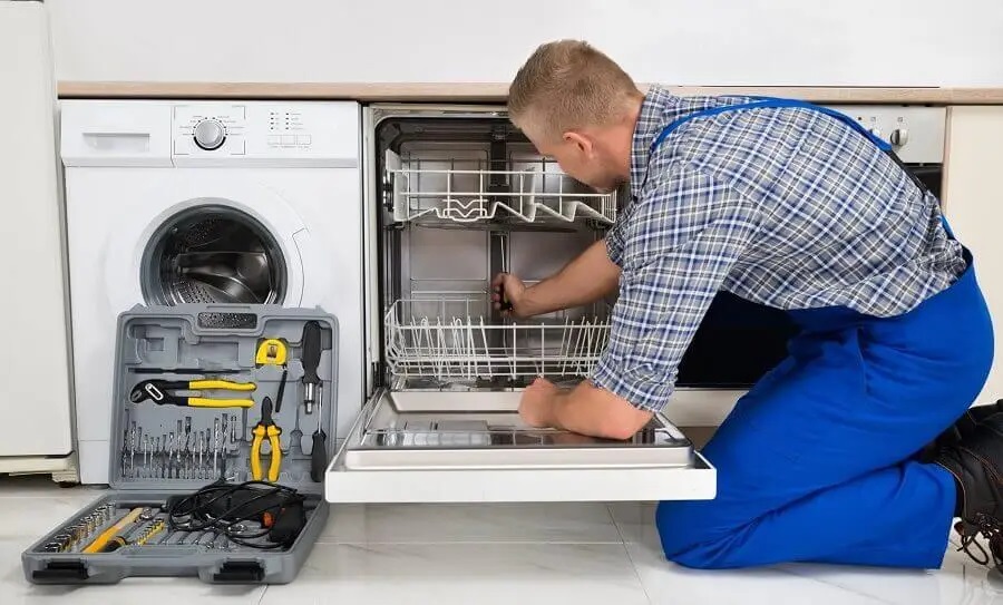 Cumayeri Hotpoint servisi teknisyen ekibi beyaz eşya tamiri yaparken